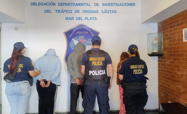 Detienen a dos mujeres y un hombre por narcomenudeo | 0223