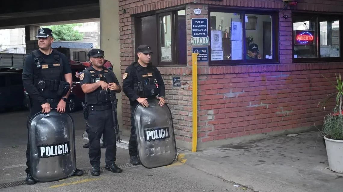 Desalojaron una casa usurpada y un estacionamiento con concesión vencida que seguía cobrando