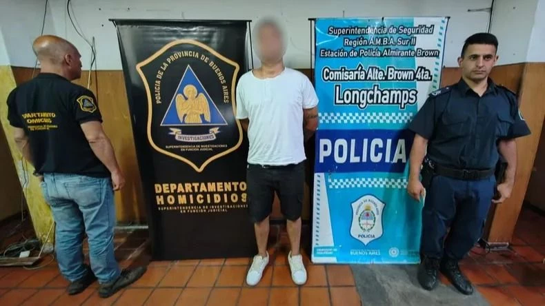 Uno de los presuntos agresores sería vecino de la mujer, quien cuenta con antecedentes por robo y una restricción de acercamiento vigente.