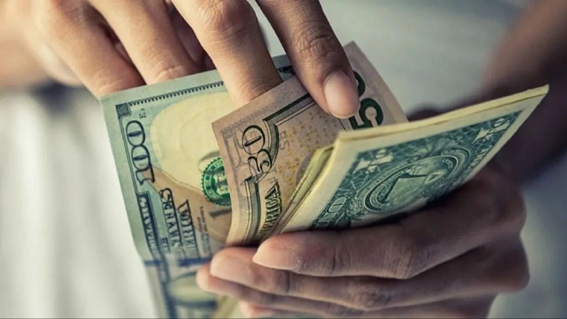 El dólar oficial anotó su segunda suba consecutiva: a cuánto cerró este lunes