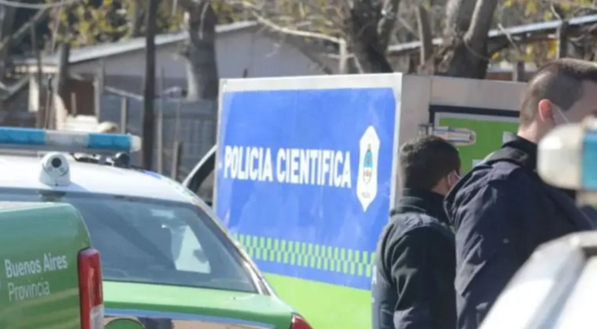 Entró a robar, forcejeó con el dueño de casa y se murió