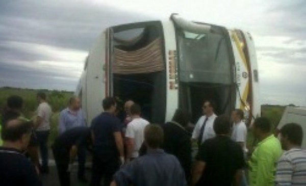El viento provocó que vuelque un micro en la ruta 2: hay al menos 15 ...