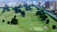 Caminaba por Alem y le pegó una pelota de golf: perdió el ojo