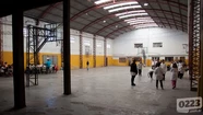 En el piso, sin bancos, ni pizarrón: así cursan los chicos en la Escuela 5