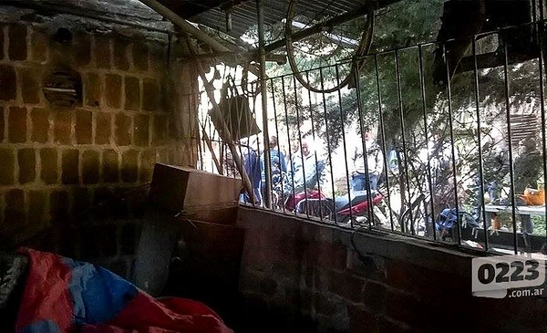 Detienen a hombre que encerraba en una jaula a su esposa y a su hijo ...