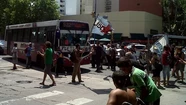 Llegaron, protestaron y se fueron... en colectivo